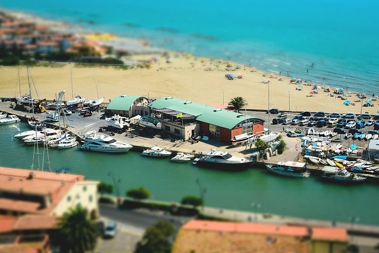 # Ulisse Albiati fotografo architettura esterni: fotografia bed and breakfast. Contesto residenziale: cantiere navale del porto turistico situato alla foce del fiume Bruna. Castiglione della Pescaia, Maremma, Toscana. Foto realizzata con tecnica tilt-shift.