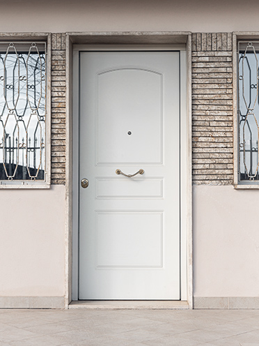 # Ulisse Albiati fotografo architettura esterni: fotografia bed and breakfast. Dettaglio porta di ingresso palazzina padronale annessa a mobilificio in disuso. Storica zona industriale di Vicopisano, Pisa, Toscana.