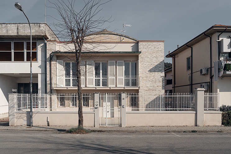 # Ulisse Albiati fotografo architettura esterni: fotografia bed and breakfast. Facciata palazzina padronale annessa a mobilificio in disuso. Storica zona industriale di Vicopisano, Pisa, Toscana.