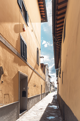 # Ulisse Albiati fotografo architettura esterni: fotografia immobiliare, facciata di edificio nell'antico e originario nucleo abitativo di Peretola. Via della Stazione delle Cascine a Firenze, Toscana.