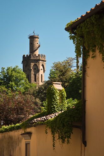 # Ulisse Albiati fotografo architettura esterni: fotografia bed and breakfast. Contesto residenziale: antica cinta muraria della città. Dettaglio del confinante Giardino Torrigiani: specola, osservatorio astronomico di epoca neo-gotica. Zona viale Petrarca a Firenze, Toscana.