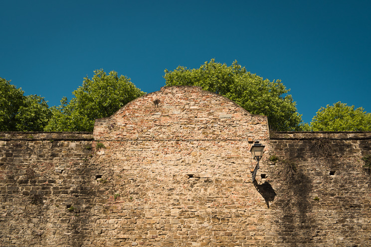 # Ulisse Albiati fotografo architettura esterni: fotografia bed and breakfast. Contesto residenziale: parte dell'antica cinta muraria della città non sottoposta alla demolizione ottocentesca. Zona viale Petrarca a Firenze, Toscana.