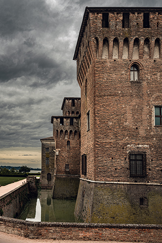 # Ulisse Albiati fotografo architettura esterni: fotografia bed and breakfast. Contesto residenziale: scorcio facciata esterna dell'antico Palazzo Ducale con fossato. Mantova, Italia.