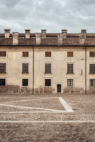 # Ulisse Albiati fotografo architettura esterni: fotografia bed and breakfast. Contesto residenziale: scorcio facciata edifico interno nel cortile dell'antico Palazzo Ducale. Piazza Castello a Mantova, Italia.