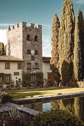 # Ulisse Albiati fotografo architettura esterni: fotografia bed and breakfast. Contesto residenziale: scorcio facciata interna torre nel giardino dell'antico Castello di Verrazzano nelle vicinanze di Greve in Chianti, Toscana.