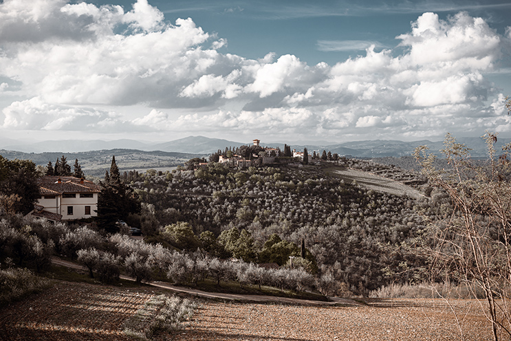 # Ulisse Albiati fotografo architettura esterni: fotografia bed and breakfast. Contesto residenziale: panorama della collina sulla quale sorge l'antico Castello di Vicchiomaggio nelle vicinanze di Greve in Chianti, Toscana.