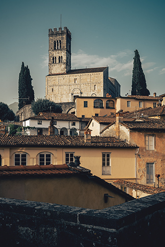 # Ulisse Albiati fotografo architettura esterni: fotografia bed and breakfast. Contesto residenziale: panorama della collina sulla quale sorge l'antico borgo di Barga in Garfagnana, Toscana.