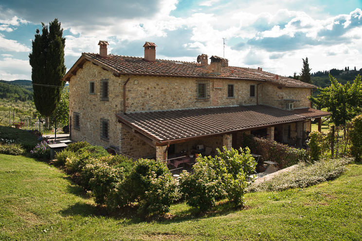 # Ulisse Albiati fotografo architettura esterni: fotografia immobiliare facciata in pietra a vista. Casa colonica immersa nella campagna, ristrutturata e riconvertita in residenza borghese. Zona Caldine, nei pressi di Fiesole in Toscana.