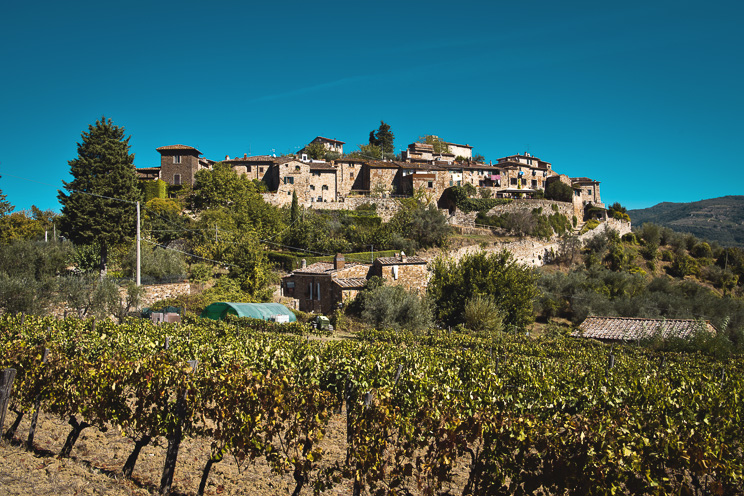 # Ulisse Albiati fotografo architettura esterni: fotografia immobiliare antica casa torre in vendita nel Chianti. Veduta panoramica del contesto residenziale: antico borgo e castello di Monteficalle oggi Montefioralle, nelle vicinanze di Greve in Chianti, Toscana.